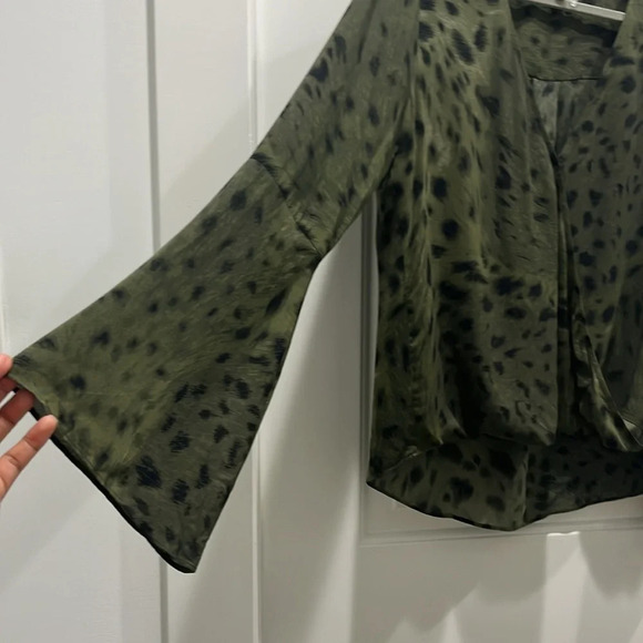 L'AGENCE Mei Bell-Sleeve Surplice Blouse Green Animal Print Sz S - Picture 6 of 9